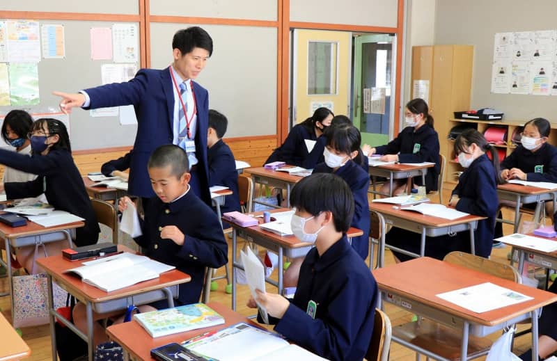 Elementary school students take off masks, halfway through the new semester Schools that stop eating silently, schools that continue Teachers in Hiroshima City take the initiative to remove masks
