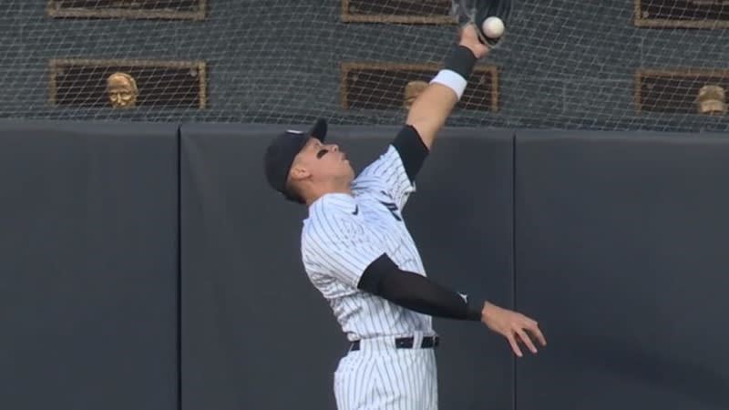 The Yankees win the close game with the Angels. Ohtani's big fly ball is well caught by the judges.