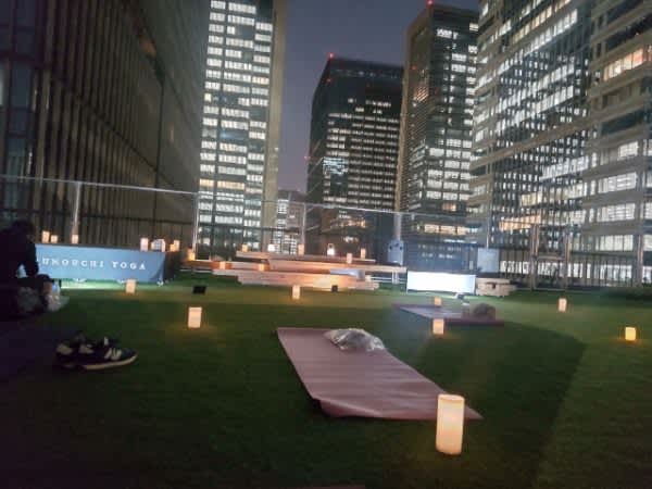 【丸の内】都会の夜空の下でヨガ体験！「丸の内yoga」に参加してきました。