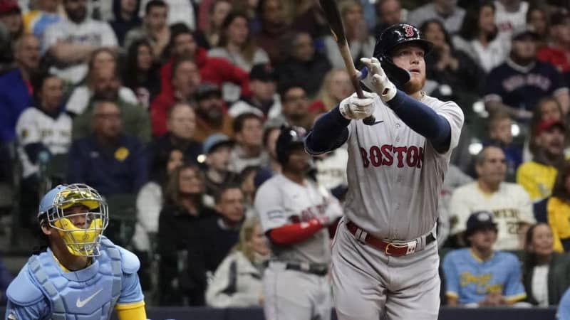 The Red Sox come from behind to win Yoshida hits a timely double that is a valuable additional point