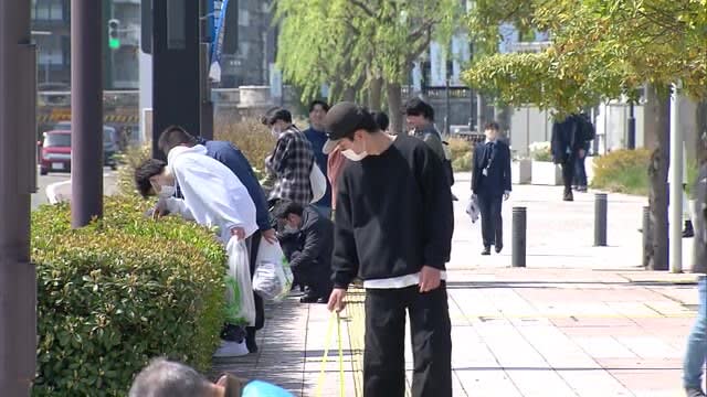 Volunteers pick up trash for the G7 Finance Ministers' Meeting ``Niigata, a city that can be proud of the world'' [Niigata]