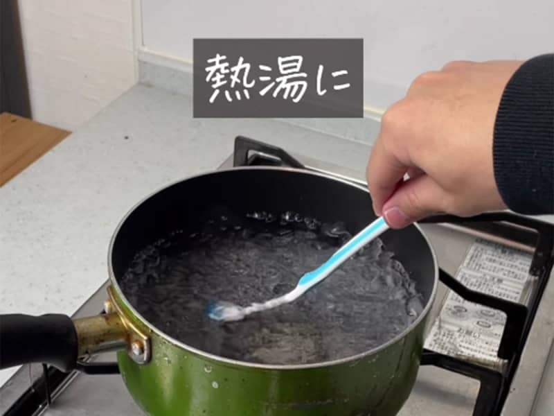 What if you put an old toothbrush in boiling water?The "trick" that turns into a versatile cleaning product is a hot topic