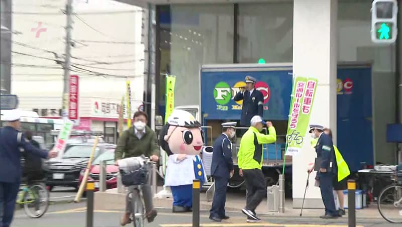 自転車ヘルメット着用進まず・・・交通事故多発の交差点で警察官から警告受ける人も