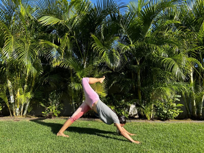 Try once a day!Great refreshing effect.Trunk yoga poses to open the stress around the waist