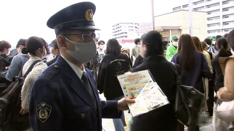 Police officers and volunteers distribute leaflets to prevent sexual violence Youth sexual violence prevention month [Okayama]
