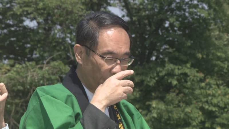 Promoting Sayama tea Governor visits tea plantation / Saitama Prefecture