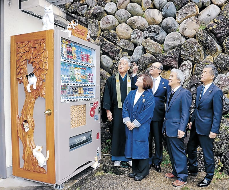 南砺・瑞泉寺前のコカ・コーラ自販機、木彫りの猫で彩り　井波彫刻師が制作