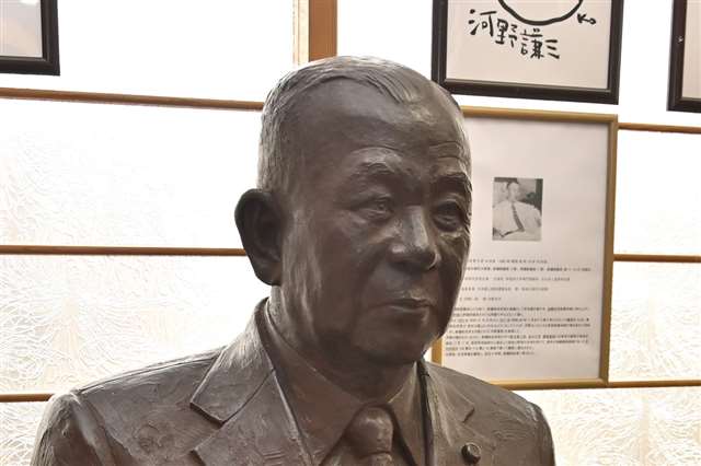河野太郎氏の大叔父の胸像、なぜここに？　秋田市の東海林太郎音楽館