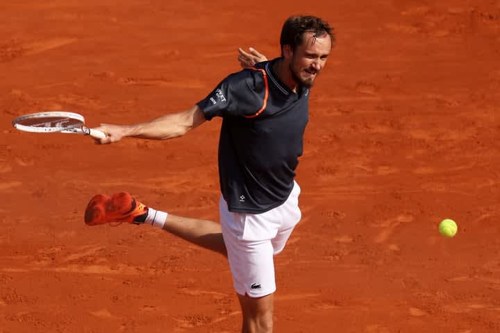 Medvedev talks about his desire to overcome his "hate of clay" "I think I can beat great players and advance to the top" <...