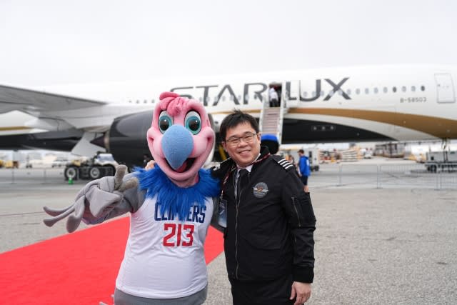 スターラックス航空、会長自ら操縦しロサンゼルス就航初便を運航！