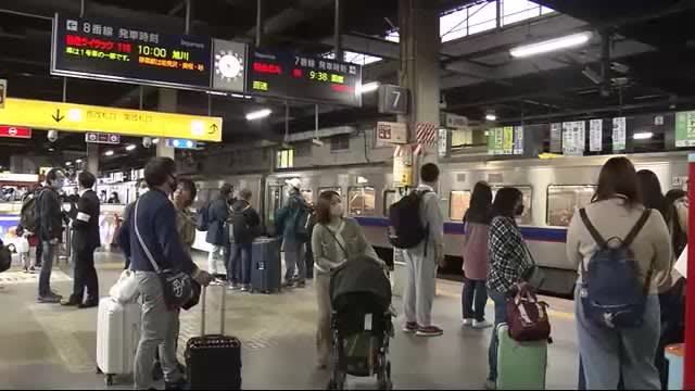 「孫を連れて函館で温泉でも入ろう」3年ぶり行動制限ないGW初日 札幌駅や新千歳空港で旅行客のに…