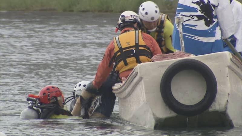 Water rescue training before the season of cormorant fishing on the Nagara River Rescuing drowning people with boats and helicopters