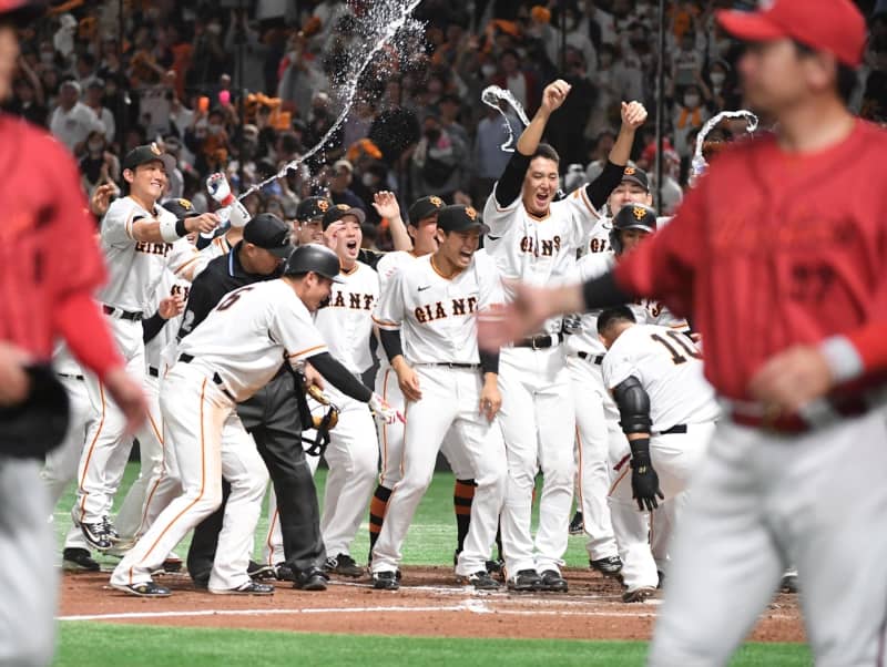 The Giants and Manager Hara are also excited about the dramatic goodbye win, saying, "Amazing 4th and 5th numbers" and "It's the fun and awesomeness of baseball."