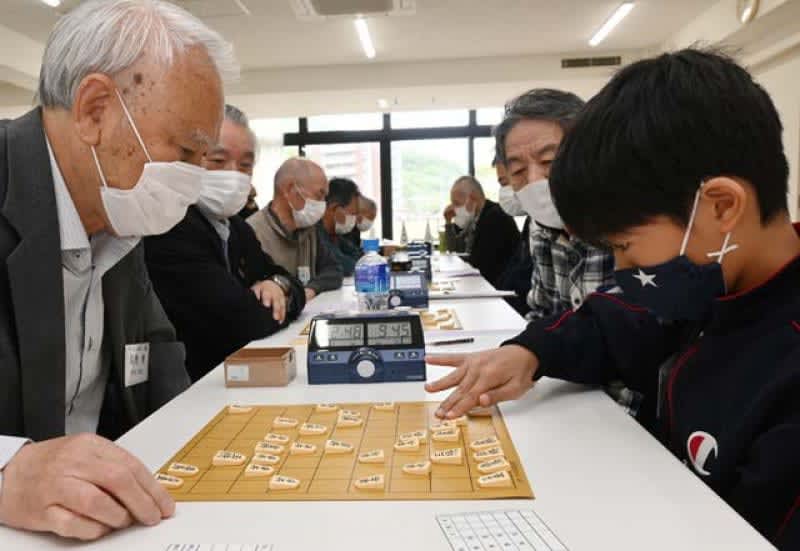 For the first time in four years, cross-generational interaction on the board Shogi/Kamaishi Mayor's Cup Scramble Tournament