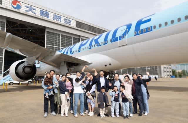 大韓航空 773ER、2万人の職員名を刻んだ特別塗装機！社員への感謝をこめて