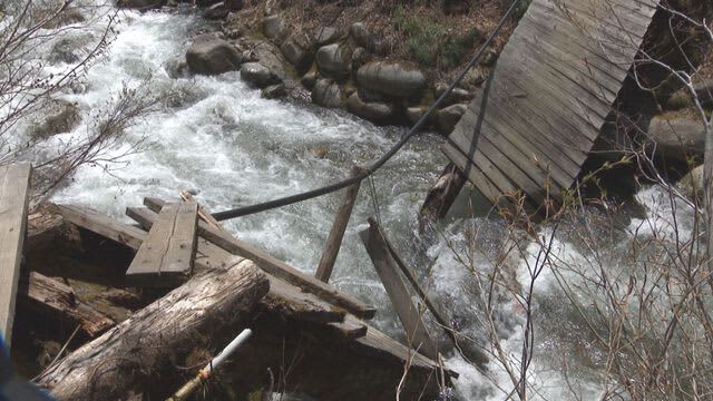 朝日連峰の登山口の一つ　古寺鉱泉近くの橋が崩落　老朽化で