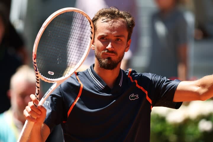 Medvedev, who hates clay, wins the compatriot showdown and achieves 300 tour wins! “On the clay court, the game stands…