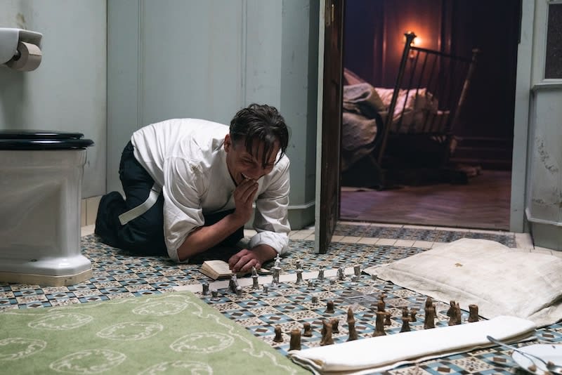 A notary public imprisoned by Hitler uses a "chess book" as a weapon to challenge the Nazis in psychological warfare!Film adaptation of the world's best-selling