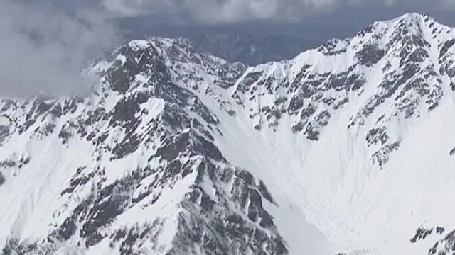 北アルプス前穂高岳で男性3人が滑落か　県警ヘリなどが救助中