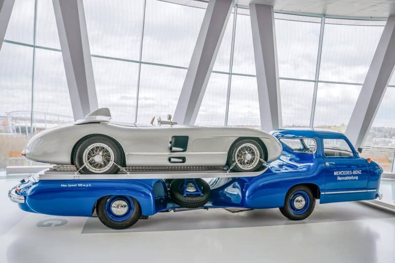 The maximum speed of "Blue Wonder" is about 170km/h!Mercedes-Benz 50's special transporter...