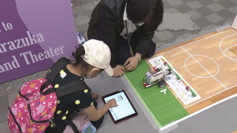 Programming experience session in Takarazuka City, Hyogo Preschoolers learn the basics like a game At elementary school...