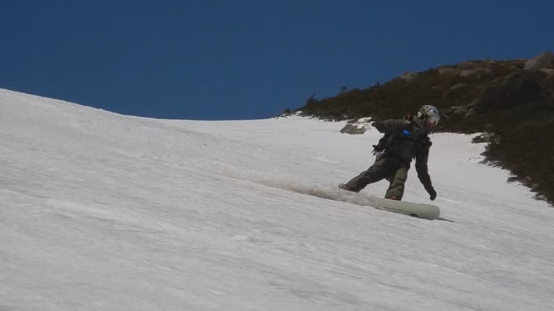 標高2702ｍから春山スキーを楽しむ愛好家