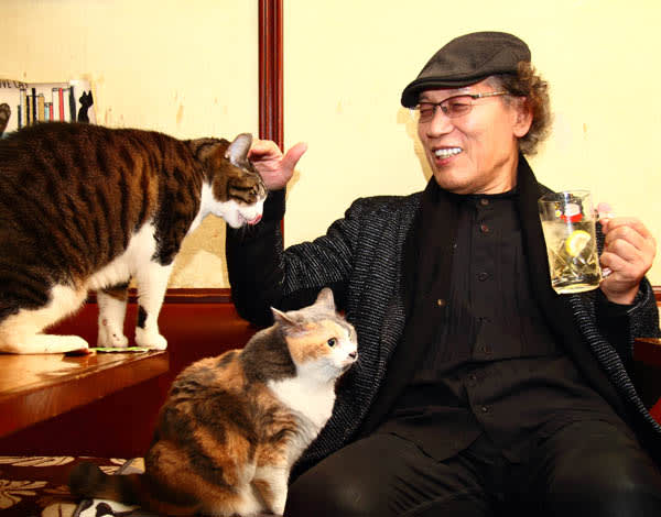 酒場詩人・吉田類さん 73歳で“猫居酒屋”を初体験…猫と戯れながら「猫見酒」