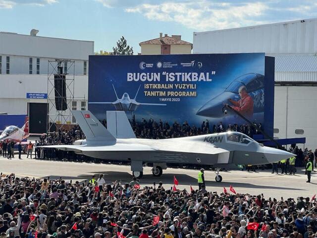 トルコ、F-35Aに代わる“国産ステルス戦闘機” お披露目！大統領が「KAAN」と命名