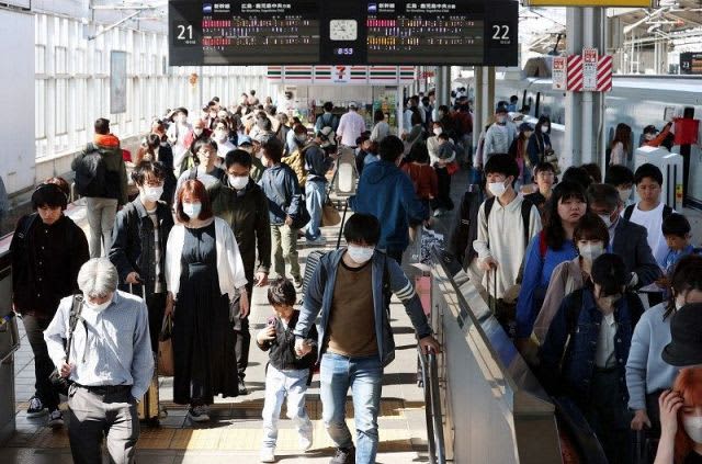 GW後半、帰省や観光「楽しみ」　岡山県内の駅や空港、高速道混雑