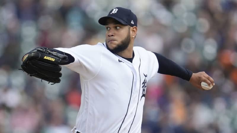 Tigers Rodriguez pitches again, Verlander loses in first pitch