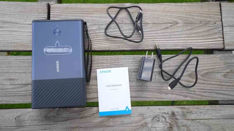 How about [Anker]'s ultra-lightweight mini potaden?Enthusiasts rave about how easy it is to carry to camp!