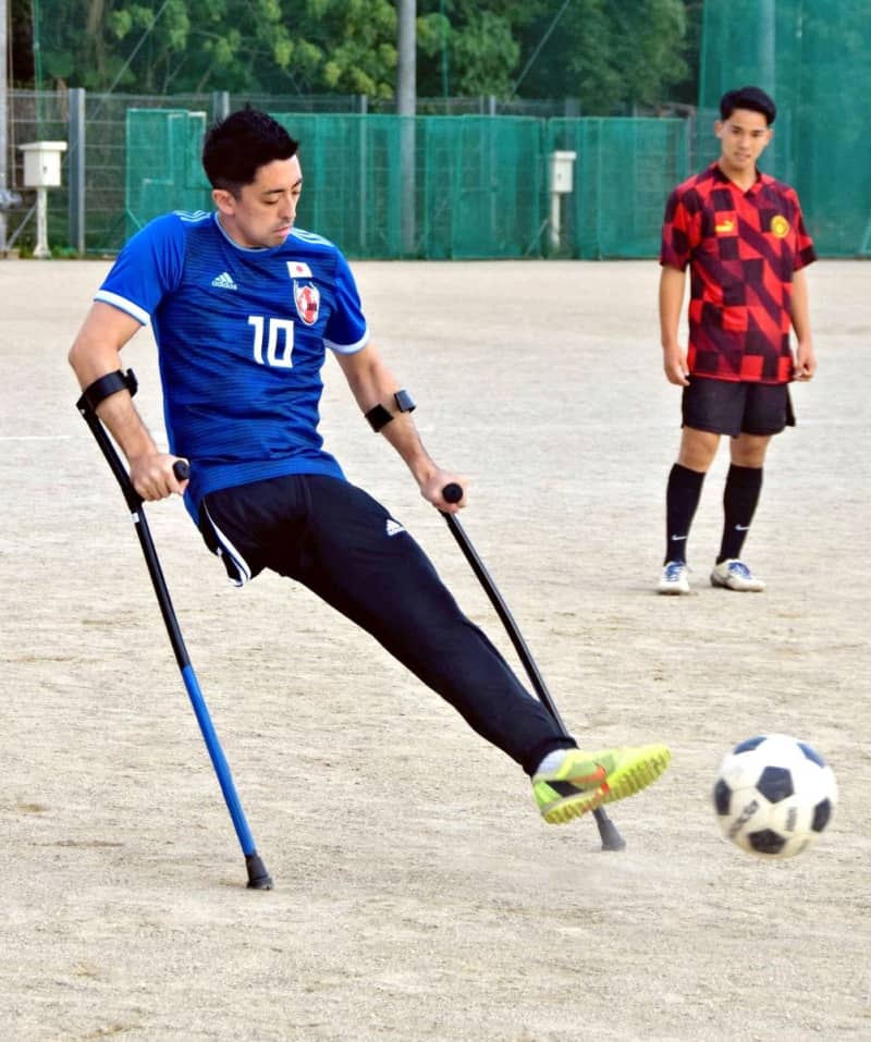 Even if you lose one leg, you can do it if you try. Mr. Matsumora, Japan's Amputee soccer team, gives a lecture at a high school in Okinawa...