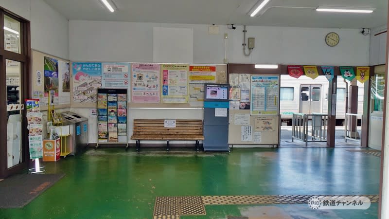 Taking a break at a convenience store JR Shikoku Tokushima Line Kamoshima Station (2) [Wooden Station Building Collection] 153