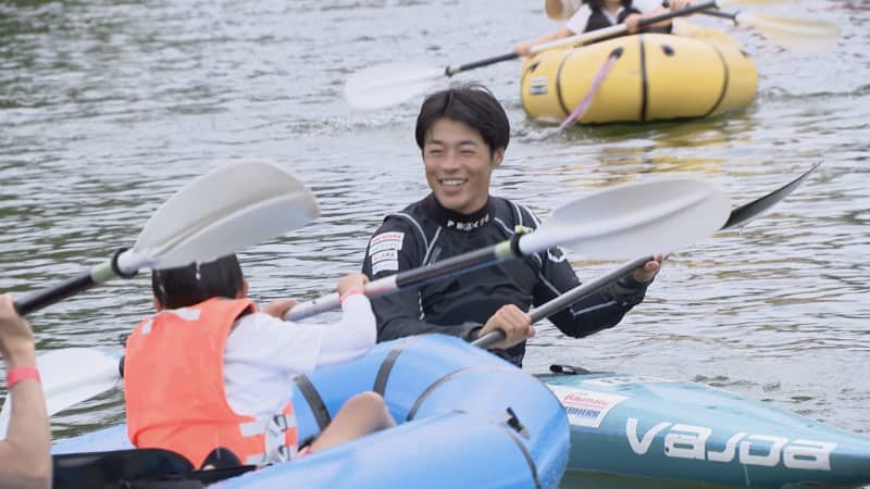 Experience canoeing with Takuya Haneda Children smile as they learn how to handle a paddle from an Olympic medalist Toyota City, Aichi