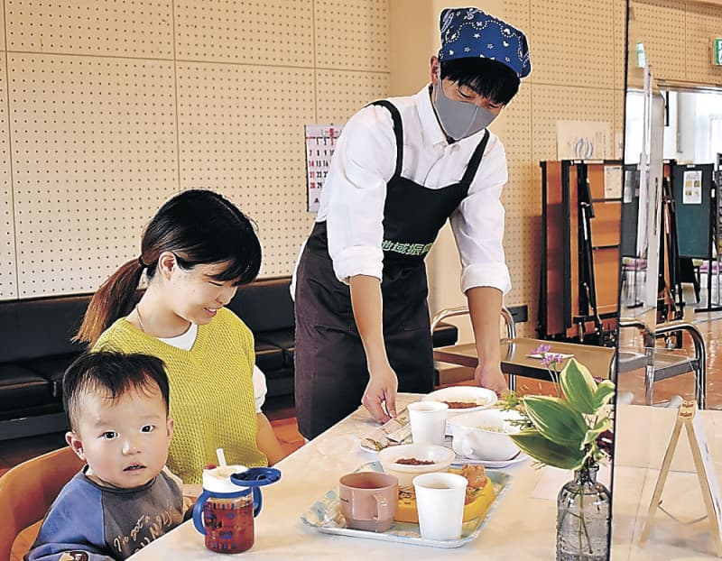 Volunteer Takashi Kosugi, one of the high school students in the children's cafeteria