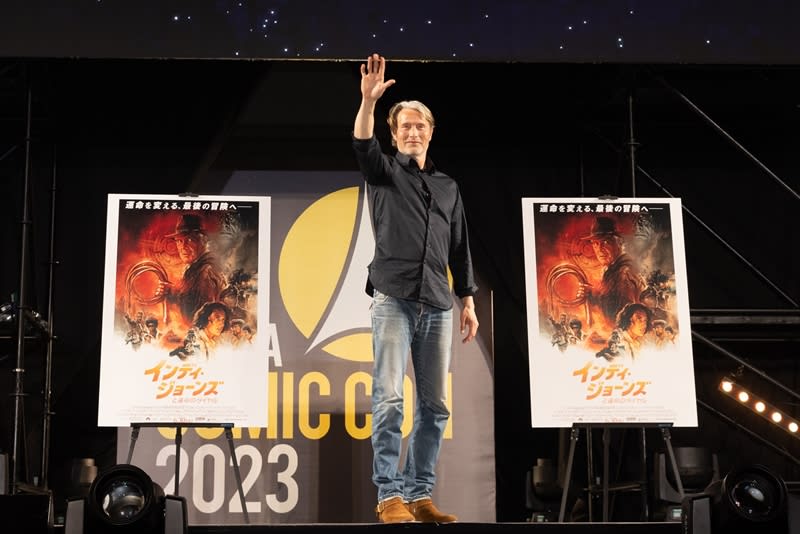 Mads Mikkelsen "Japanese fans are the best" Throwing kisses & finger hearts at Osaka Comic Con 2023 "Inde…