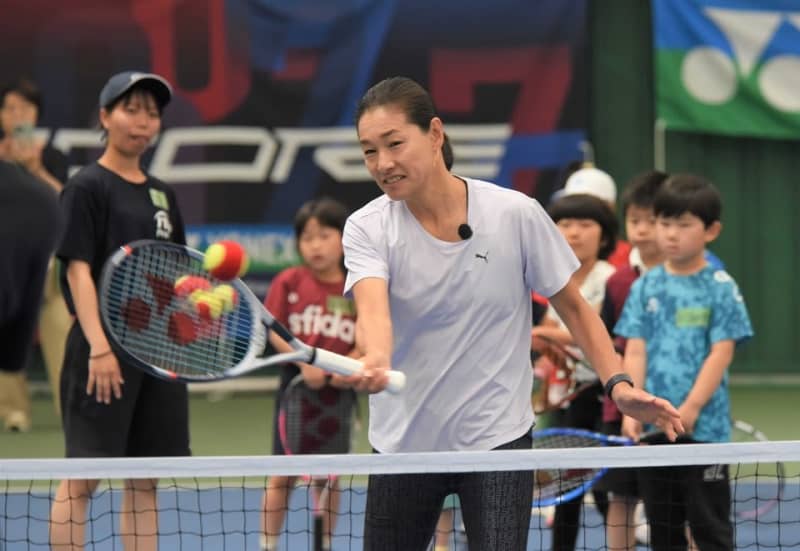 Tennis player Kimiko Date teaches children how to play "Tennis Clinic" in Gifu City