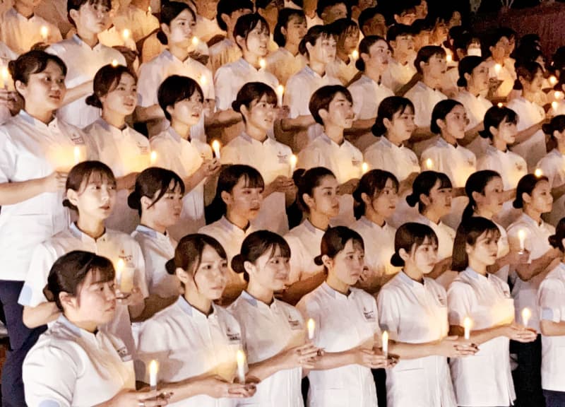 Determination to become a nurse “shining more than the lamp” Swearing-in ceremony before training at Naha Nursing College