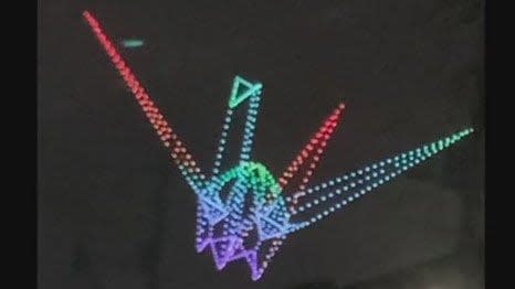 "It was so beautiful" Giant paper cranes and a globe in the night sky... The truth is that the drone was synchronized with the "Hiroshima G7 Summit"...
