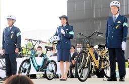 フィギュアの三原舞依さん「自転車のヘルメット、デザイン選ぶの楽しい」　一日交通安全大使で着用呼びかけ