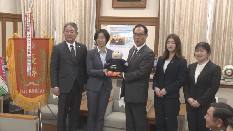 Ita Technos Kendo club reports victory to governor/Saitama prefecture