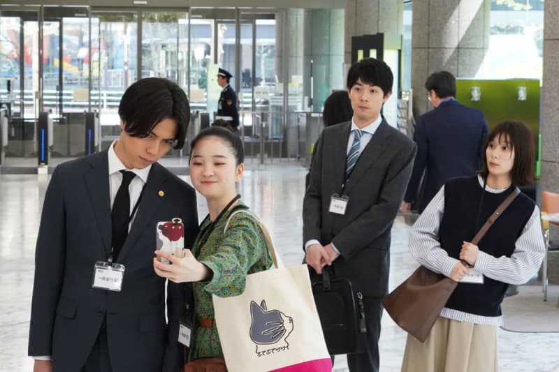 W date at the Patent Office! ?Aki (Kyoko Yoshine) gets close to her senior, Itsuki (Daichi Watanabe).