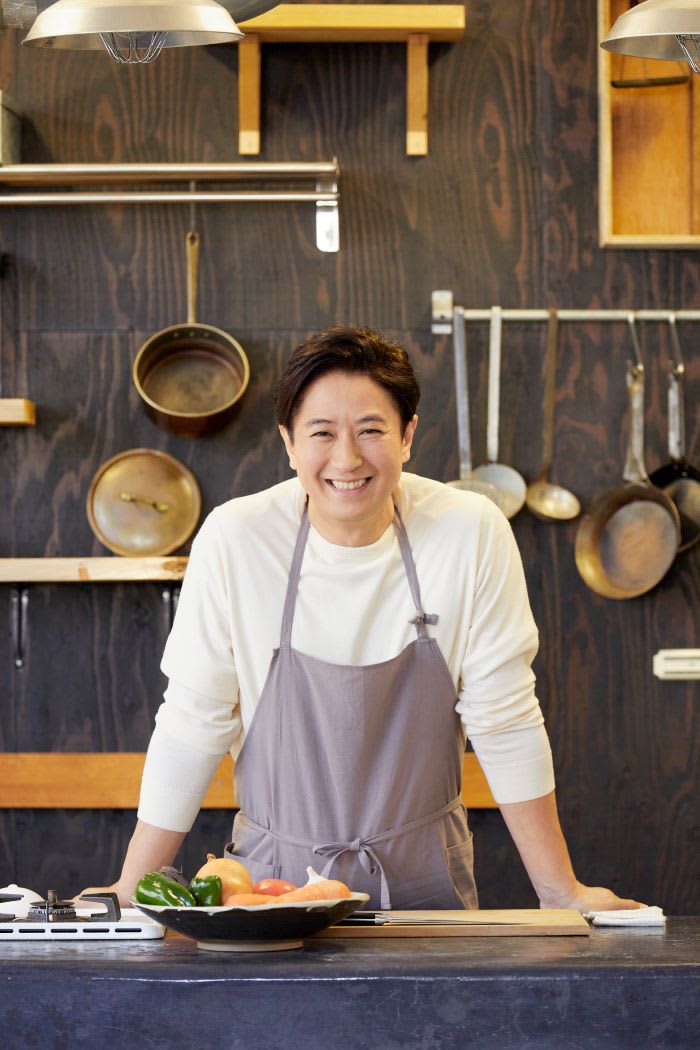 What vegetable does Shosuke Tanihara, who makes dinner for his family of 10, put in dumplings instead of chives?