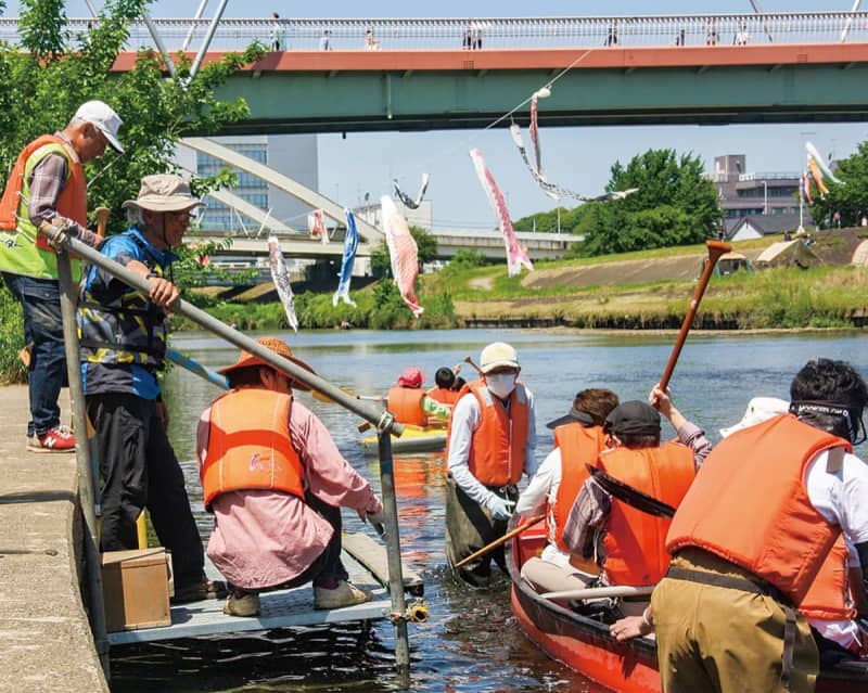 Relaxing in a canoe on the Tsurumi River for the first time in four and a half years Midori Ward, Yokohama City