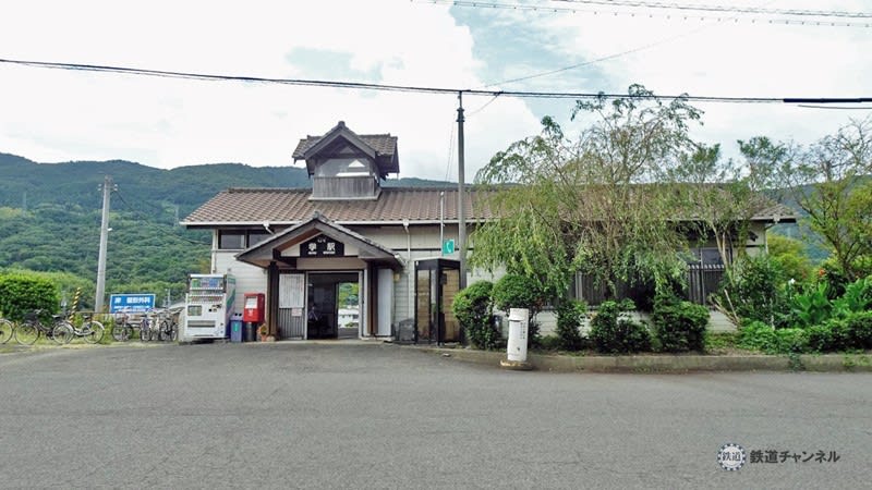Station building with a turret JR Shikoku Tokushima Line Gaku Station [Wooden Station Building Collection] 158
