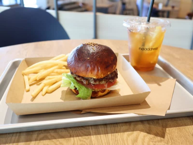 Hamburger lunch at cafe "noaddress" in Sendai's new sightseeing spot "Aobayama Park Sendai Ryokusaikan"