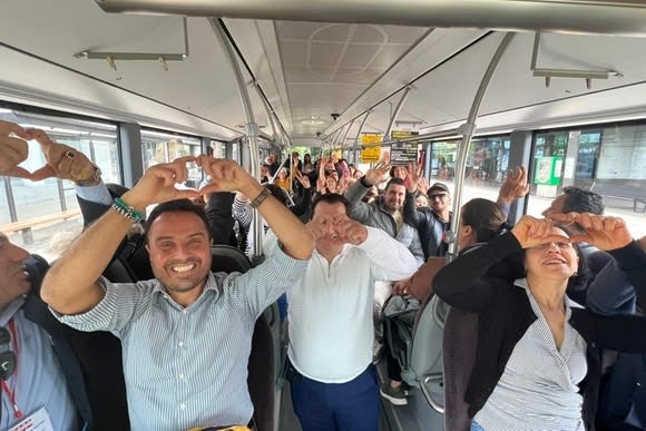 トルコの選挙　バスでスイスの投票所へ