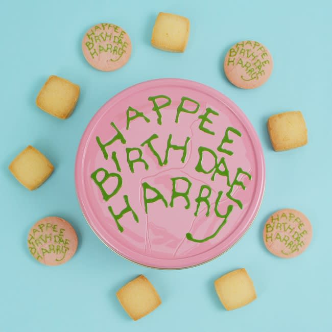 "Harry Potter" "Hagrid's cake" is now in a cookie tin! Appearing in "Philosopher's Stone"