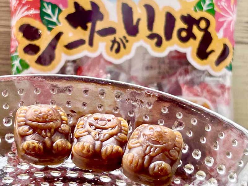 [Recommended Okinawa Souvenirs] Open Fire & Crispy! You can enjoy 2 types of brown sugar “Shisa ga Ippai” raw black candy