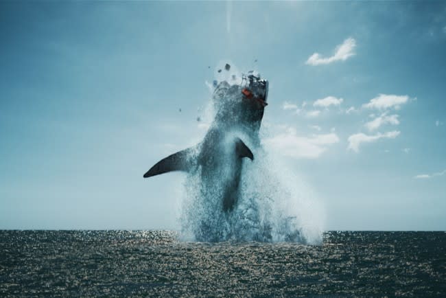 超巨大ザメがボート粉砕！ 家族が絶体絶命　『ブラック・デーモン』場面写真一挙披露
